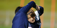 Hinata Miyazawa beim Strtching mit einer Teamkameradin