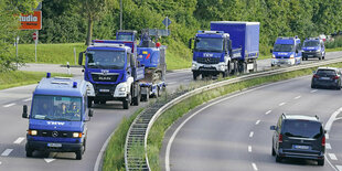 Zahlreiche Fahrzeuge verschiedener bayerischer Ortsverbände des thw fahren mit Materialien zum Brückenbau über die Autobahn