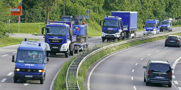 Zahlreiche Fahrzeuge verschiedener bayerischer Ortsverbände des thw fahren mit Materialien zum Brückenbau über die Autobahn