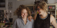 Zwei Frauen Arm in Arm lachen in die Kamera: Nina Wehner (l.) und Hannah Wiesehöfer vom Buchladen Buchkönigin