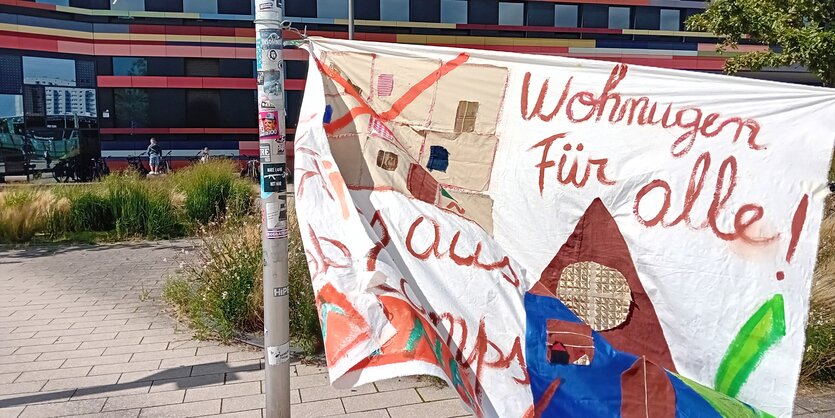 Ein Plakat mit der Auschrift "Wohnungen für alle".