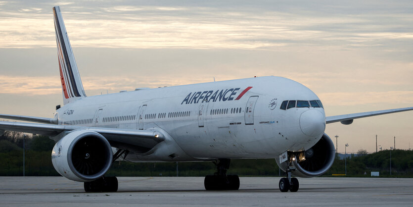 ein Air France Flugzeug auf der Startbahn