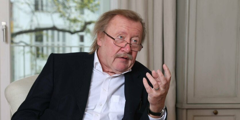 Peter Sloterdijk gestikuliert bei einem Interview.