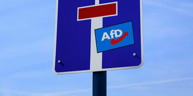 Ein Verkehrsschild mit einem AfD-Sticker.