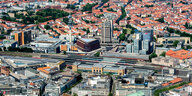 Hauptbahnhof von Hannover und Gebäude ringsum aus der Luft