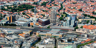 Hauptbahnhof von Hannover und Gebäude ringsum aus der Luft