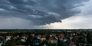 Regenwolken über einer Stadt