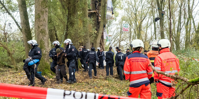 Polizei und Feuerwehr räumen ein Baumhaus im Vollhöfner Wald