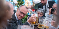 Friedrich Merz mit anderem Personen beim Biertrinken.