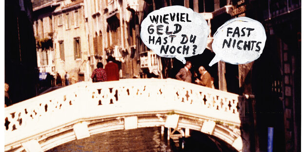 Zwei Männer in Anzügen stehen auf einer Brücke in Venedig und schauen in ihre Portemonnaies
