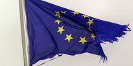 Zerissene EU-Flagge.