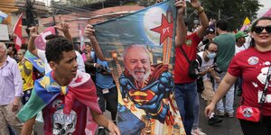 Unterstützer mit einem Transparent mit Präsident Lula Da silva als Superman.