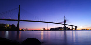 Köhlbrandbrücke im Abendlicht