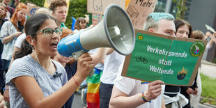 Demonstration mit Schildern und Megafon.