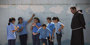 Vor dem Streik: arabisch-israelische Kinder mit ihrem Lehrer in der Stadt Ramle