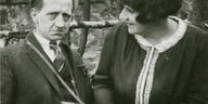 Links Franz Pfemfert, rechts Thea Sternheim. er blickt den Betrachter an, sie schaut auf ihn. Nicht im Bild zu sehen: In der Hand hält er eine Kamera