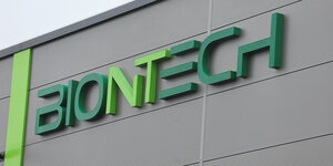 Das Biontech-Logo an der Firmenzentrale in Mainz