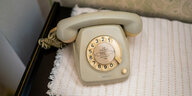 Ein altmodisches Telefon mit Wählscheibe, in der Mitte steht die Nummer des Notrufs: 110