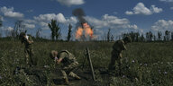 Ukrainische Soldaten feuern Granaten ab.