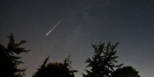 Ein Perseidenmeteor zieht über den Himmel.