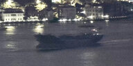 Das Schiff Sukru Okan bei Nacht auf See am 13. August 2023