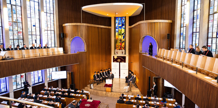 Bundespräsident Frank-Walter Steinmeier hält eine Rede während einer Veranstaltung zur Rabbinerordination des Rabbinerseminars zu Berlin in der Synagoge der Jüdischen Gemeinde Hannover.