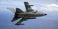 Kampfjet Tornado mit einem Lenkflugkörper Taurus bestückt