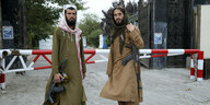Talibankämpfer vor einer Schranke.