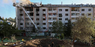 Rettungskräfte arbeiten an einem schwer beschädigtes Haus in Lwiw, das von einer russischen Rakete getroffen wurde