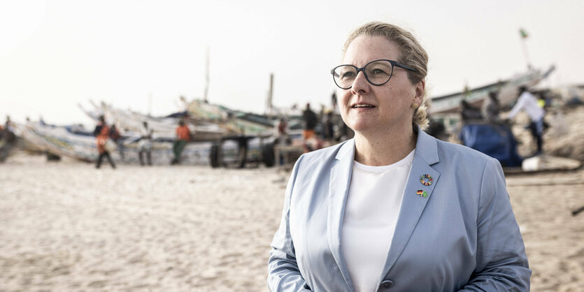 Svenja Schulze steht an einem Strand