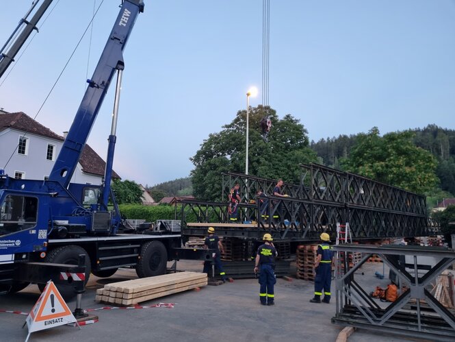 Eine Brücke wird errichtet