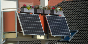 Solarmodule hängen an einem Balkon