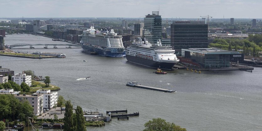 Das Kreuzfahrtschiffe im Hafen von Amsterdam.