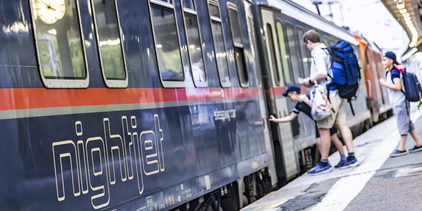 Ein Nachtzug nach Budapest steht im Stuttgarter Hauptbahnhof