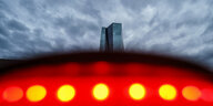 Das Gebäude der Europäischen Zentralbank, davor eine rote Signalleuchte