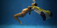 Eine schwangere Frau unter Wasser