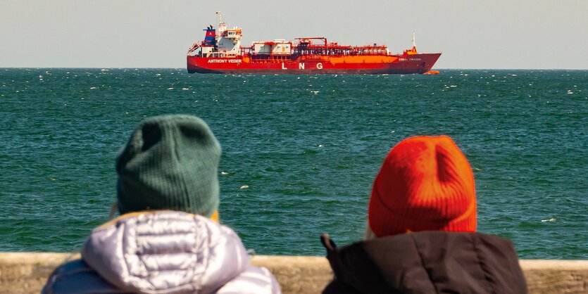 rotes Schiff mit der Aufschrift LNG