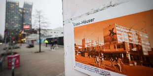 Ein Foto der ehemaligen Esso-Häuser hängt an dem geschlossenen Infohäuschen der "Planbude" neben dem brachliegenden Areal der ehemaligen Esso-Häuser im Paloma-Viertel an der Reeperbahn auf St. Pauli