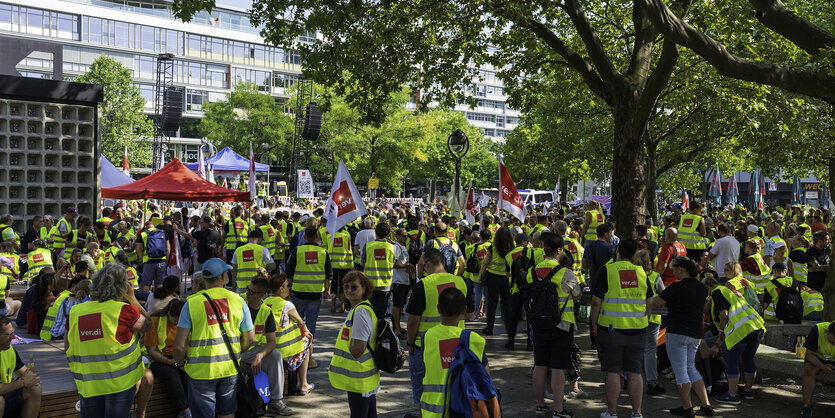 Mehrere hundert streikende mir gelben Westen versammeln sich auf dem Breitscheidplatz