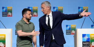 Präsident Selenskyj und Nato-Generalsekretär Stoltenberg bei einer Pressekonferenz.