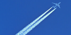Kondensstreifen eines Flugzeugs am Himmel.