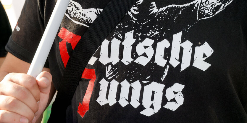 Demonstration, Auschnitt zeigt T-Shirt Aufdruck.