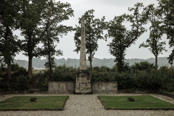 Ein Denkmal steht in der Landschaft