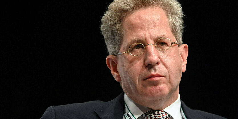 Portrait von Hans-Georg Maaßen. Ein weißer Mann mit hellem Haar und Brille.