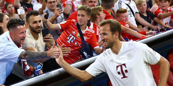 Fußballer Harry Kane begrüßt Fans