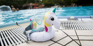 Einhorn-Schwimmring vor Schwimmbecken.