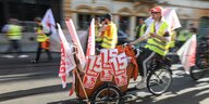 Teilnehmer eines Streiks der Kuriere des Restaurant-Lieferdienstes Lieferando fahren mit Rädern und laufen durch die Stadt.