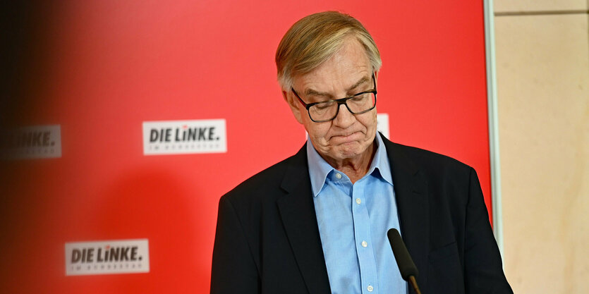 Linken Politiker Dietmar Bartsch bei einer Pressekonferenz.