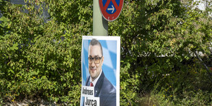 Wahlplakat an einem Laternenpfahl.