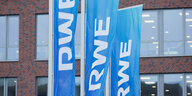 auf blauen Fahnen steht in weißen Buchstaben RWE